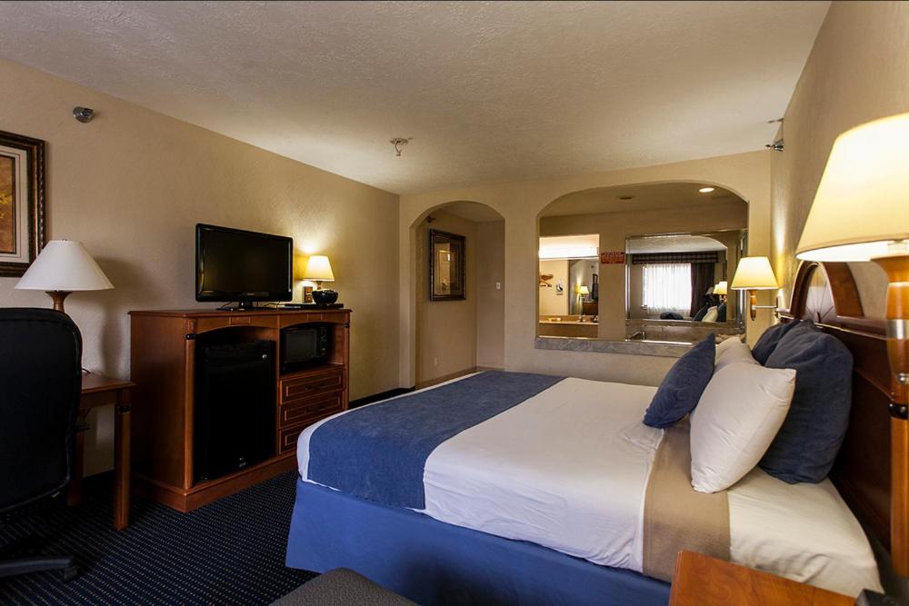 King Room - Non-Smoking interior